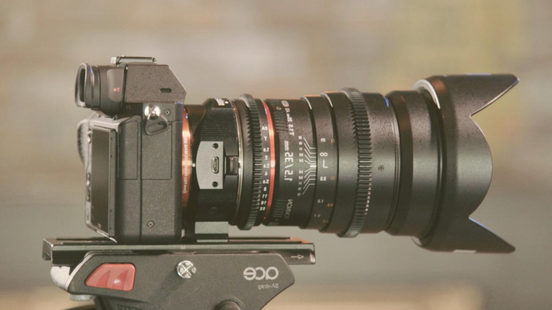 Professioneller Arbeitsplatz für Videobearbeitung mit mehreren Bildschirmen