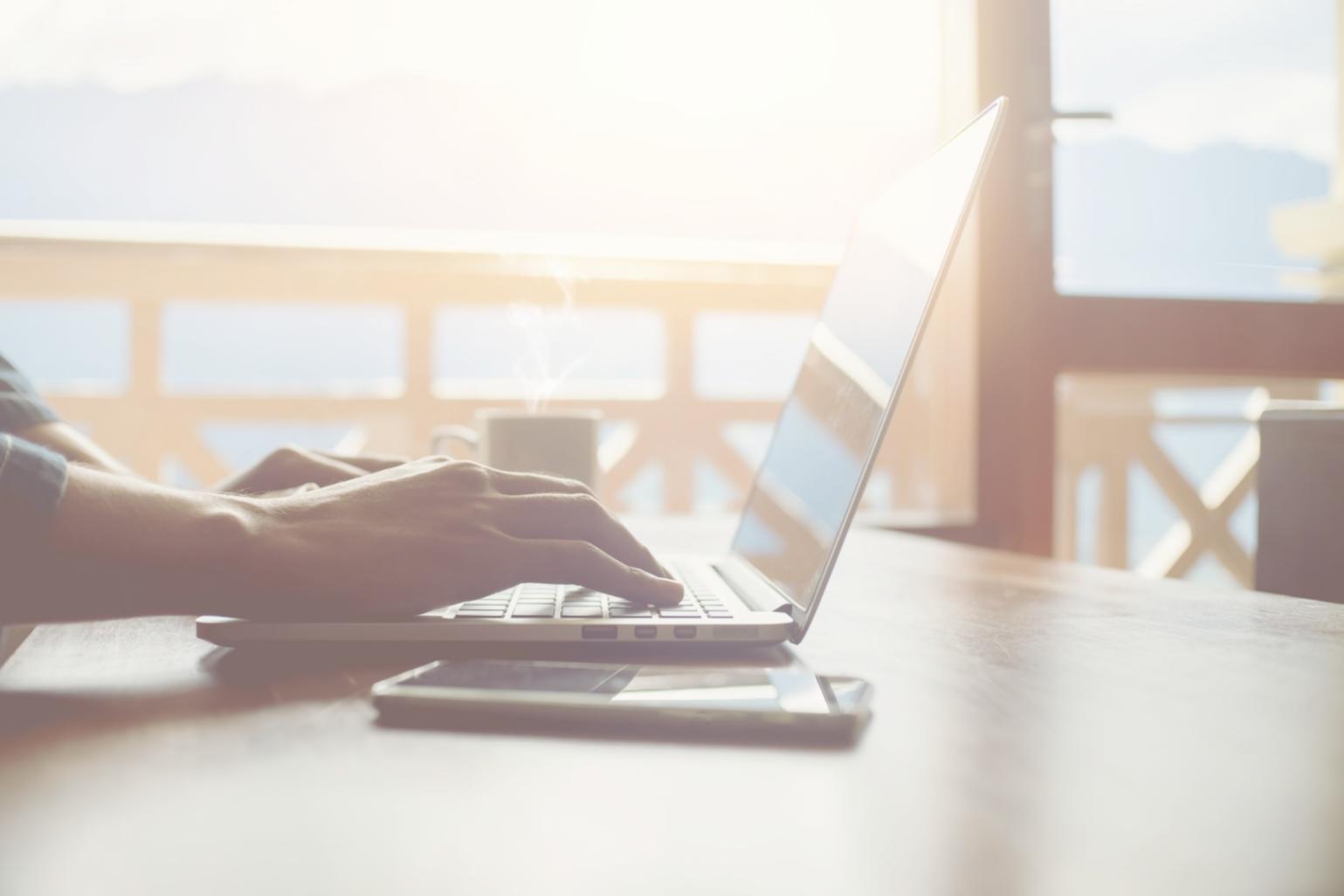 Professioneller Editor bei der Arbeit an einem komplexen Mehrschicht-Projekt