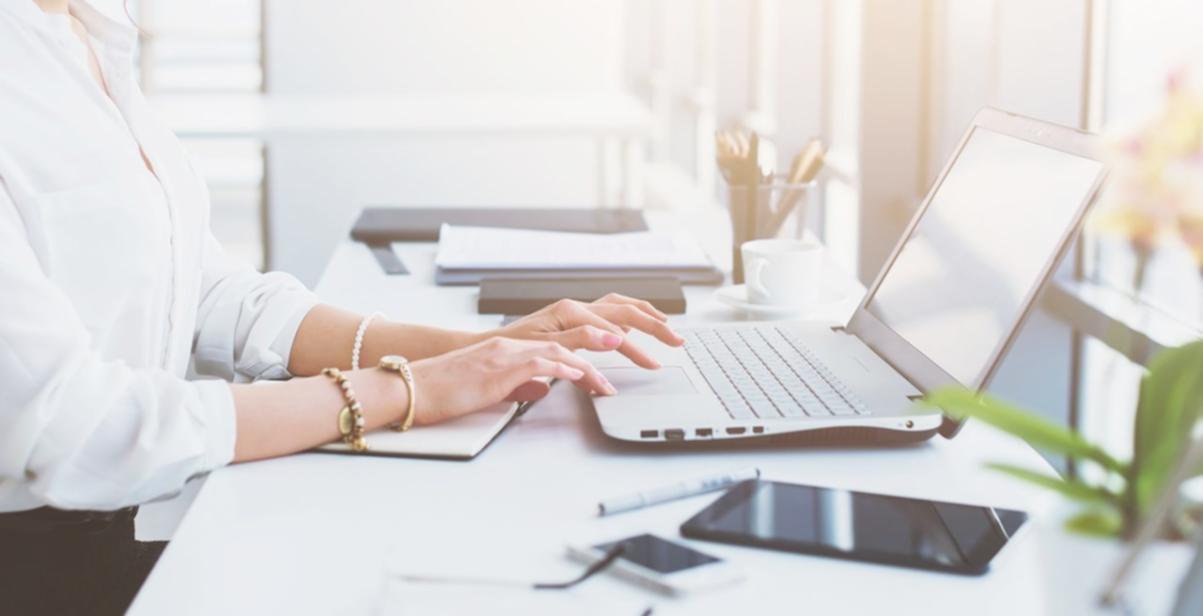 Nahaufnahme eines professionellen Editing-Setups mit Farbkorrektur-Display